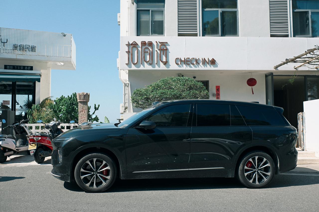 说实话ES8定位很清晰，就是40‑45万级豪华纯电旗舰SUV，更适合多孩家庭、有