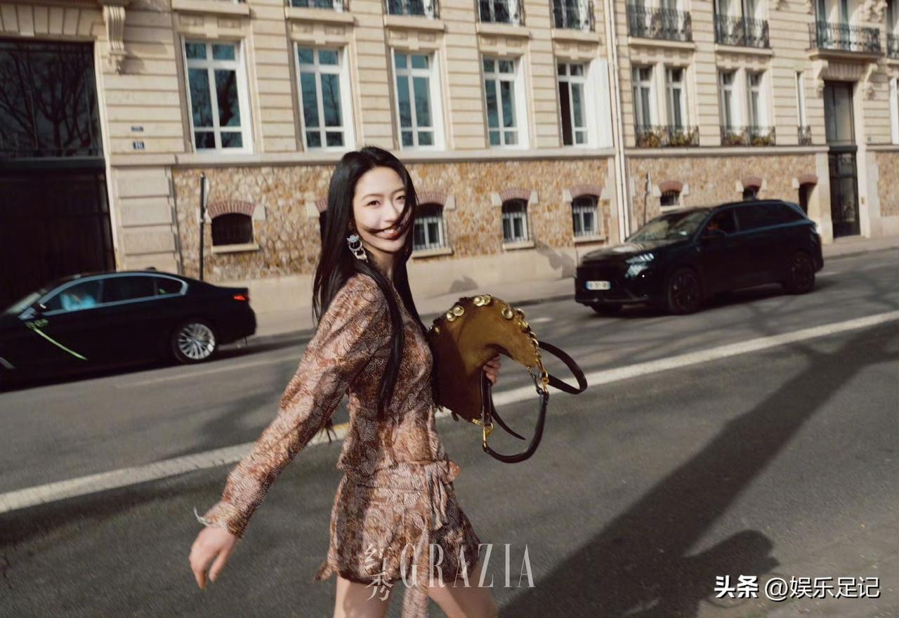 向涵之着印花露脐衬衫搭配包臀小短裙，青春不失性感[爱慕][爱慕][爱慕]