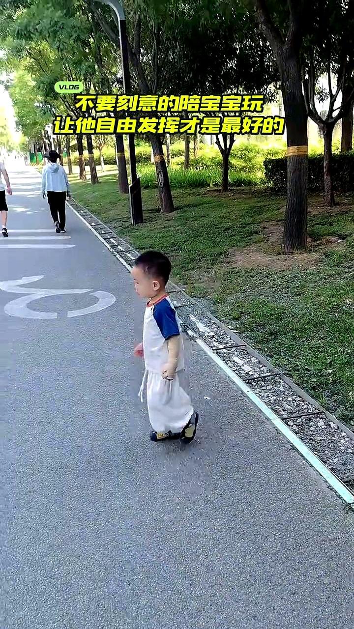 别急着把育儿当战场。
有人一天到晚陪娃互动、房间擦得能照人、奶瓶泡清洁剂泡到没味
