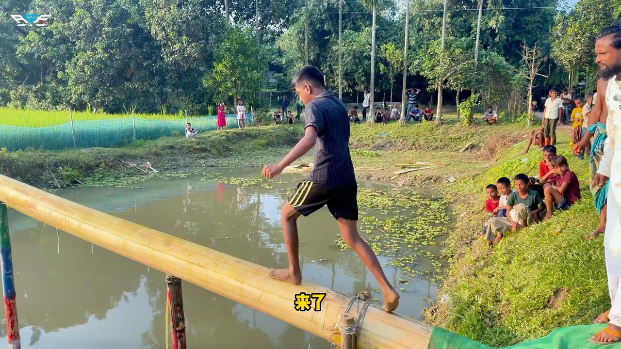 超滑香蕉树独木桥，冲过去摘到旗帜就可以获得一次抽奖机会