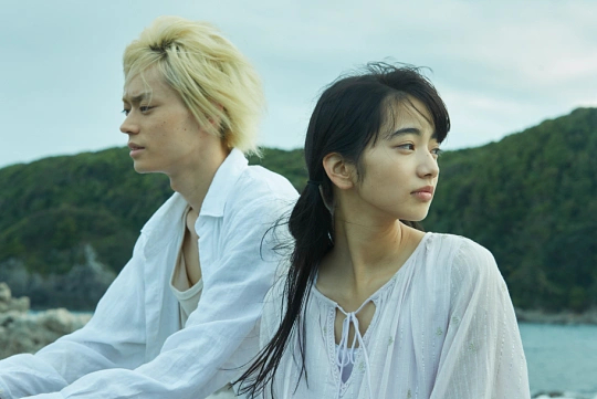 情侣是一种很诡异的亲密关系情侣真的是一种很诡异的亲密关系——两个原本毫无血缘、毫