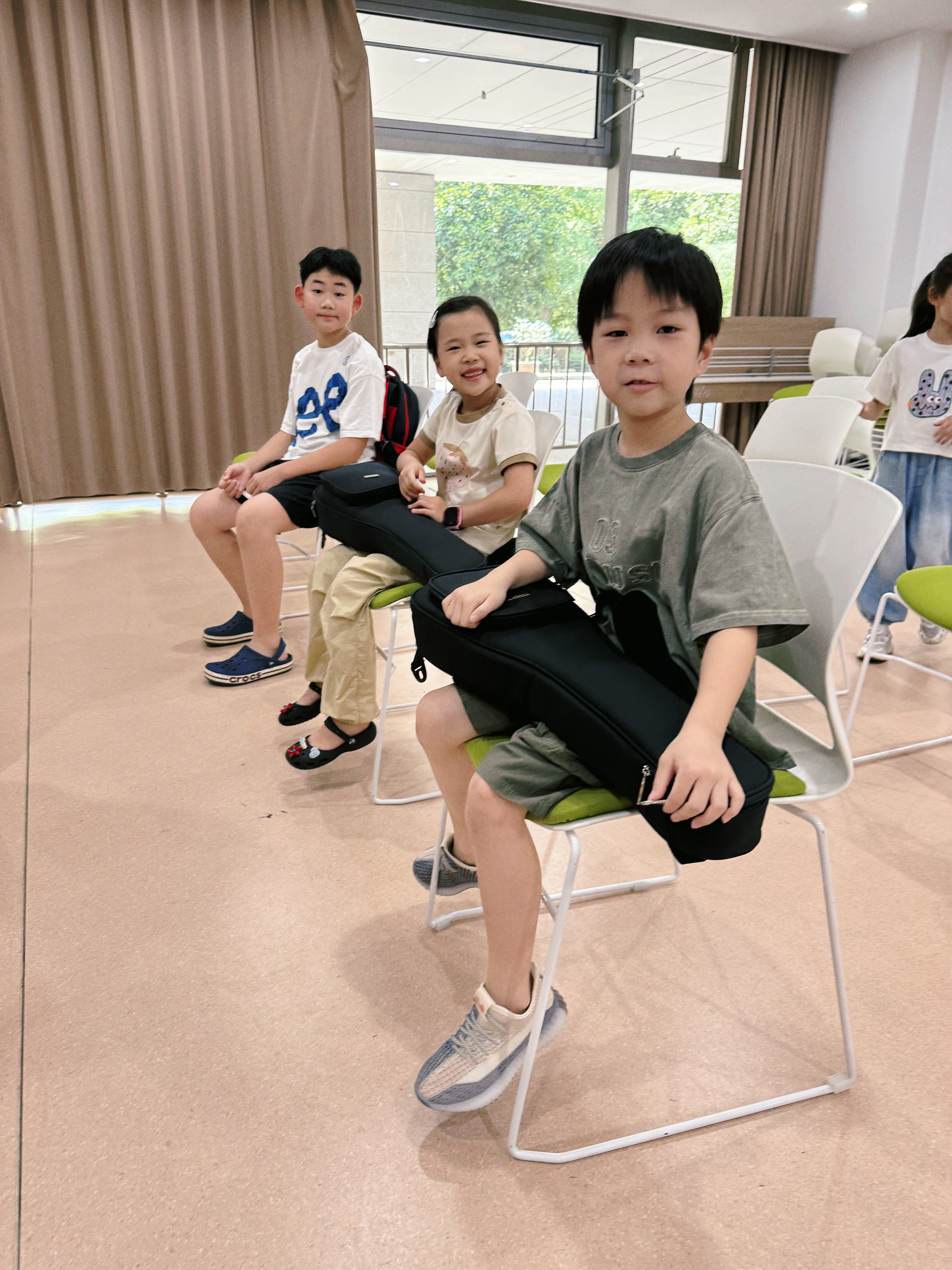 今天和两个哥哥一起上尤克里里课，上课前和屿哥拍胸脯：哥哥，你上节课没来，一会儿我