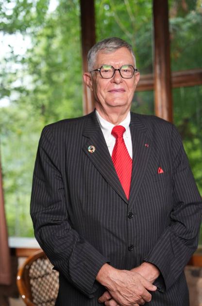 说起来比利时前驻华大使奈斯，真挺有意思。人家干完大使就没回欧洲、也没去土耳其继续