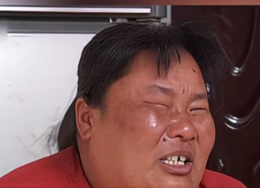 因为妻子过于“美丽”
丈夫不允许她出门一步
丈夫觉得妻子长得太漂亮 ，生怕她出轨