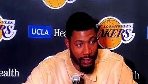 谁能想到，41岁的詹姆斯，居然还能在球场上玩命飞扑救球？

湖人对火箭，100-