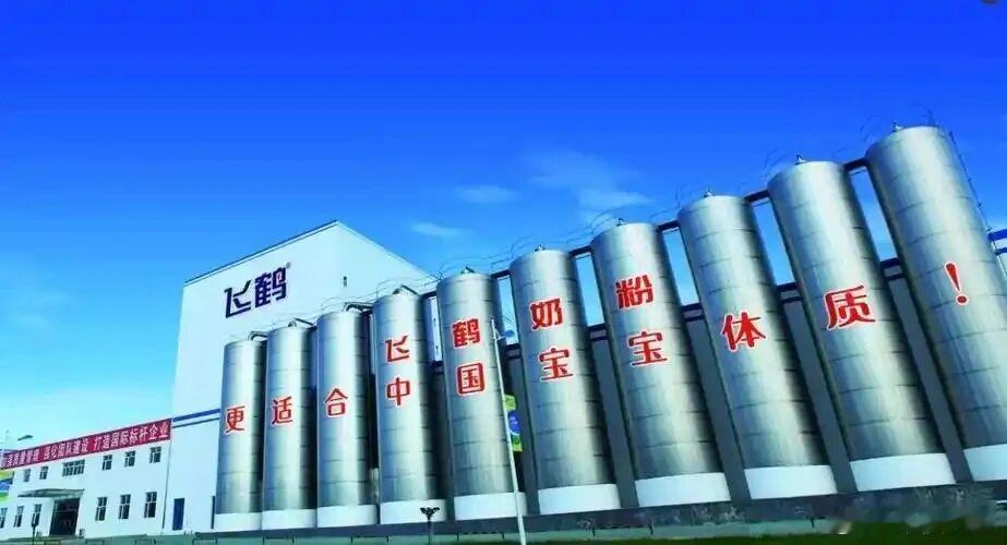 【奶粉中有褐色颗粒异物？飞鹤的回应来了】近日有消费者在社交媒体上发文称飞鹤奶粉中