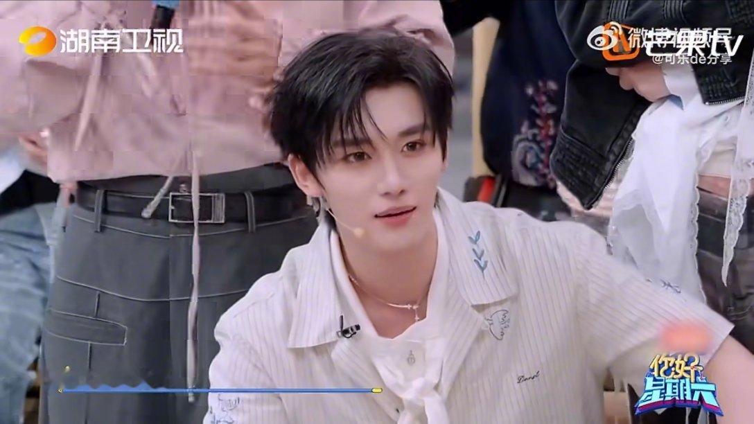 丁程鑫回到队友与首次见面会拥抱丁程鑫倘若重回和队友初次相逢那天，他最想做的第一件