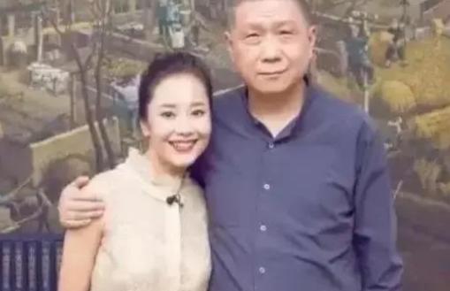 2004年，马未都请人修复一把黄花梨椅子，结账时，师傅比了一个手指头，马未都就给