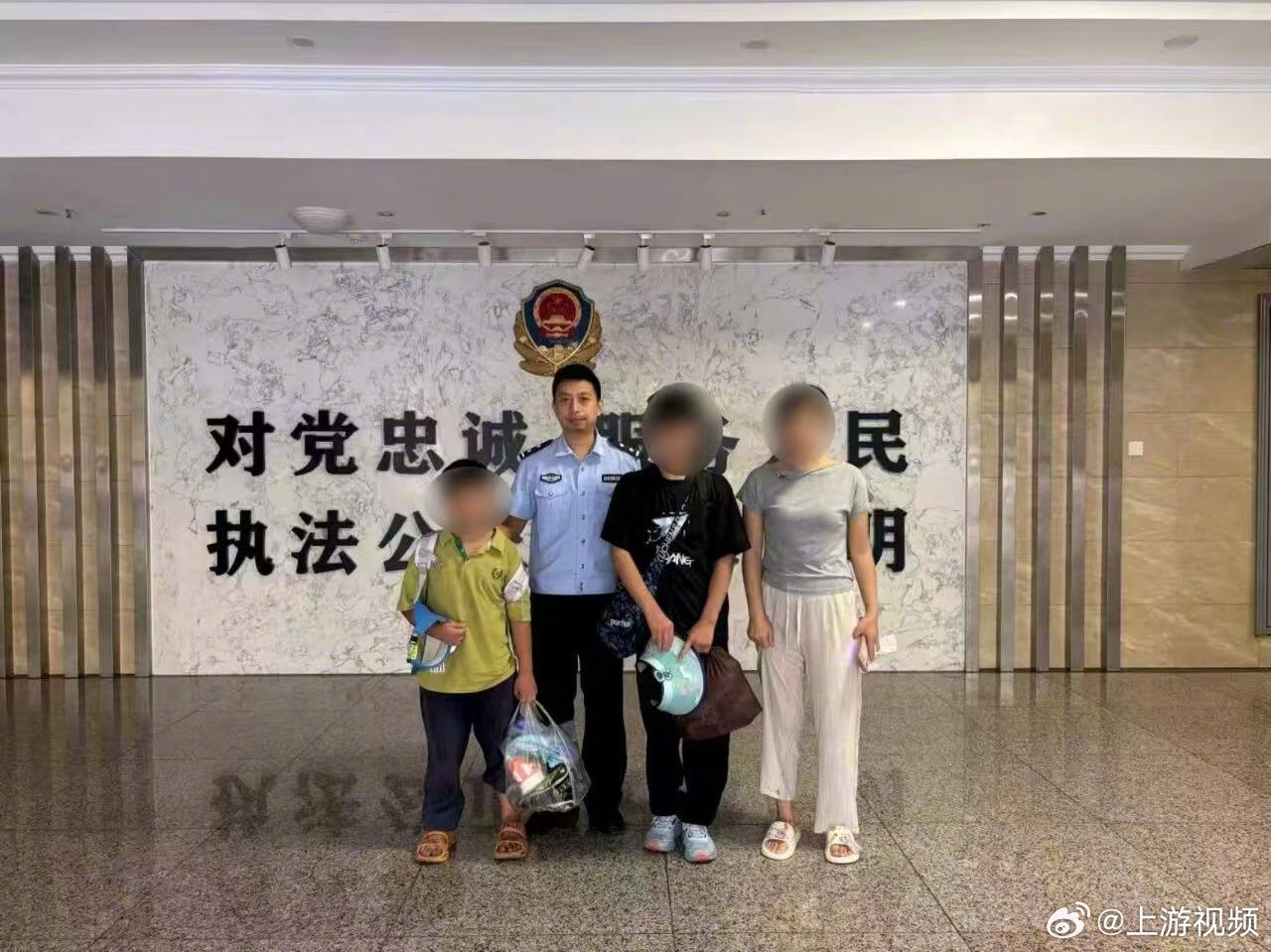 #两男孩没钱计划徒步300公里看奶奶#【四川两名少年计划徒步近300公里去看奶奶