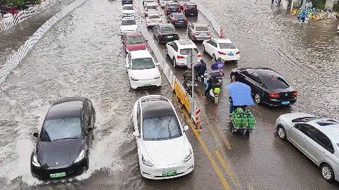 昆明今年的雨水是都下南边去了吗？世纪城，星耀站随时被淹，往年被淹得最惨的霖雨桥倒