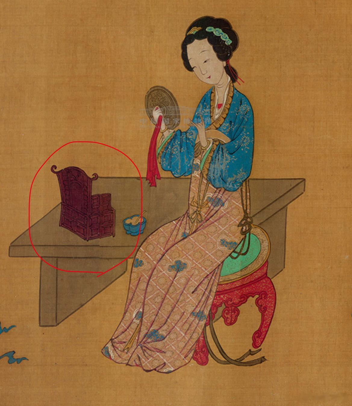 清代版《千秋绝艳图》里的有个坐椅式镜架（图一）。明代《汉宫春晓图》（图二）和宋代