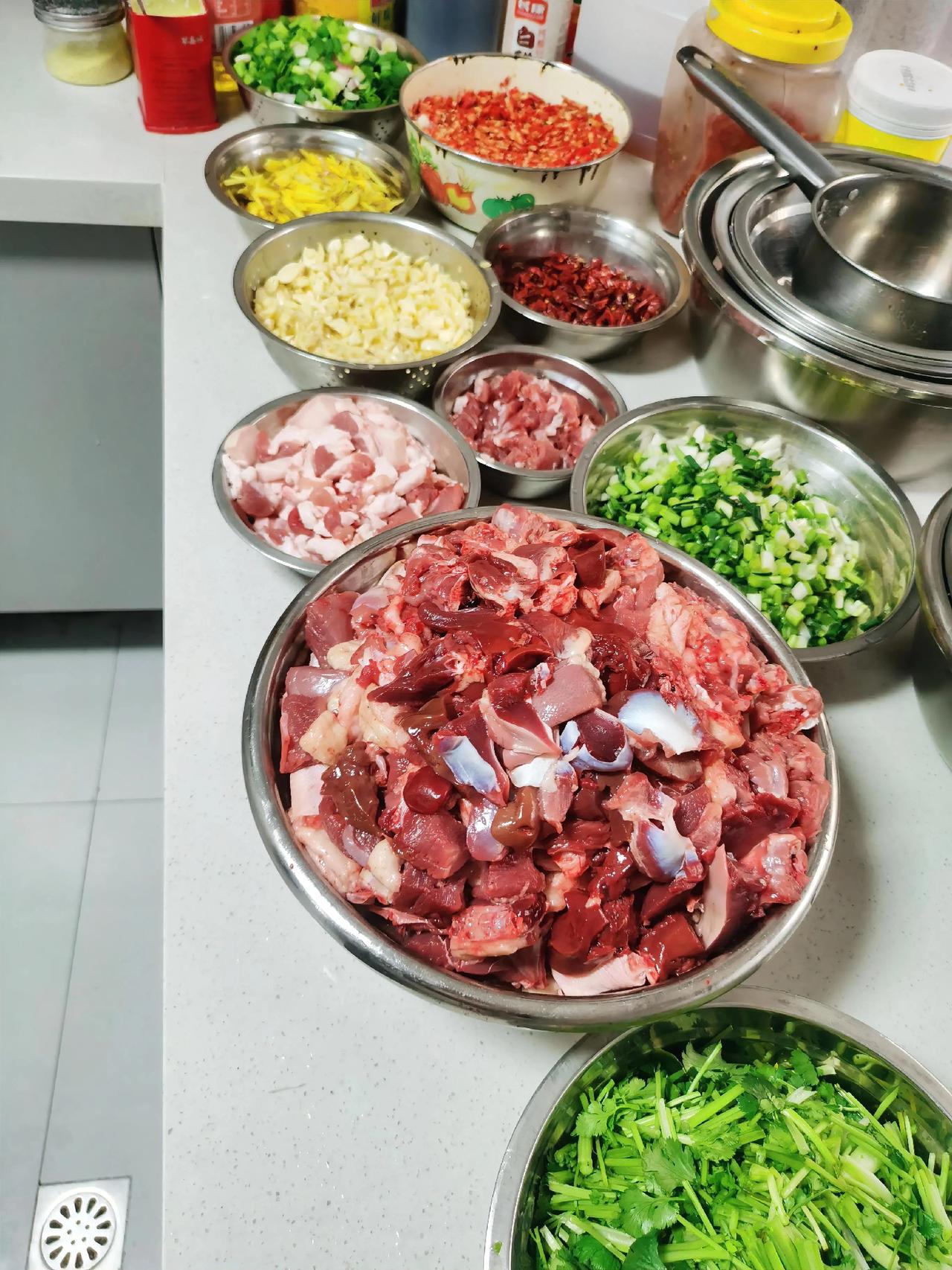 今日公司食堂菜谱：
爆炒子鸭
素炒土豆丝
丝瓜蛋汤。

在人生低谷期迷茫，
但有