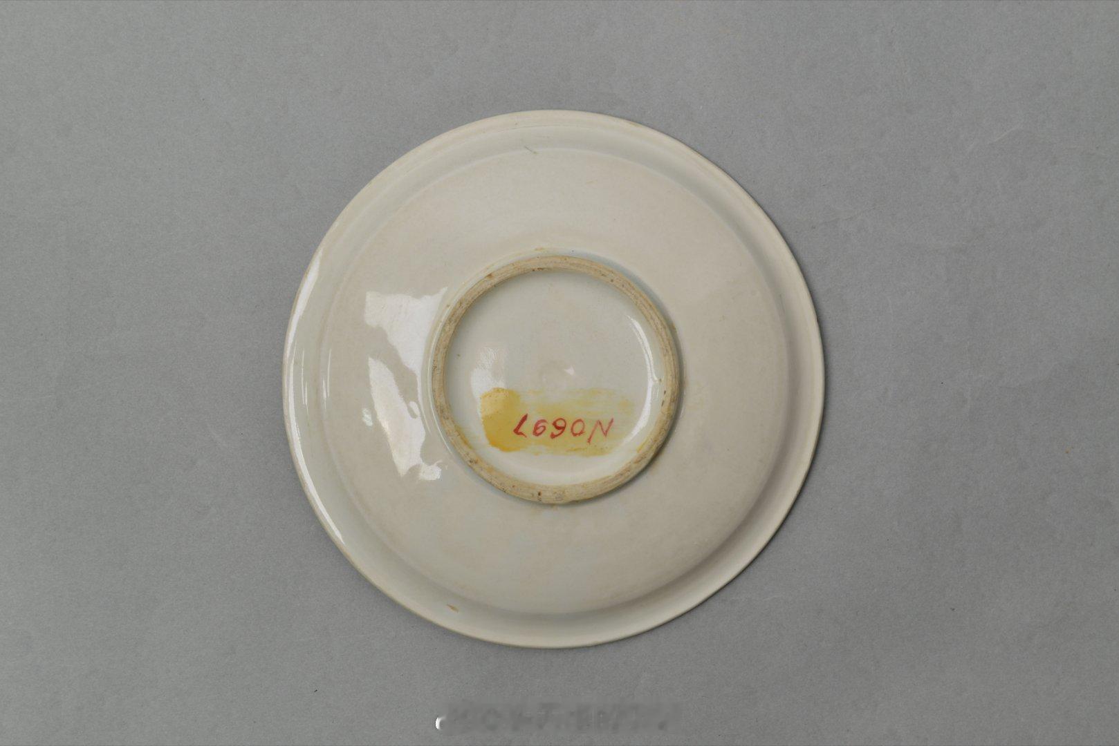 是时候去趟博物馆了文物代言人藏品欣赏每天认识一件文物唐白釉折腹盘，现收藏于平凉市