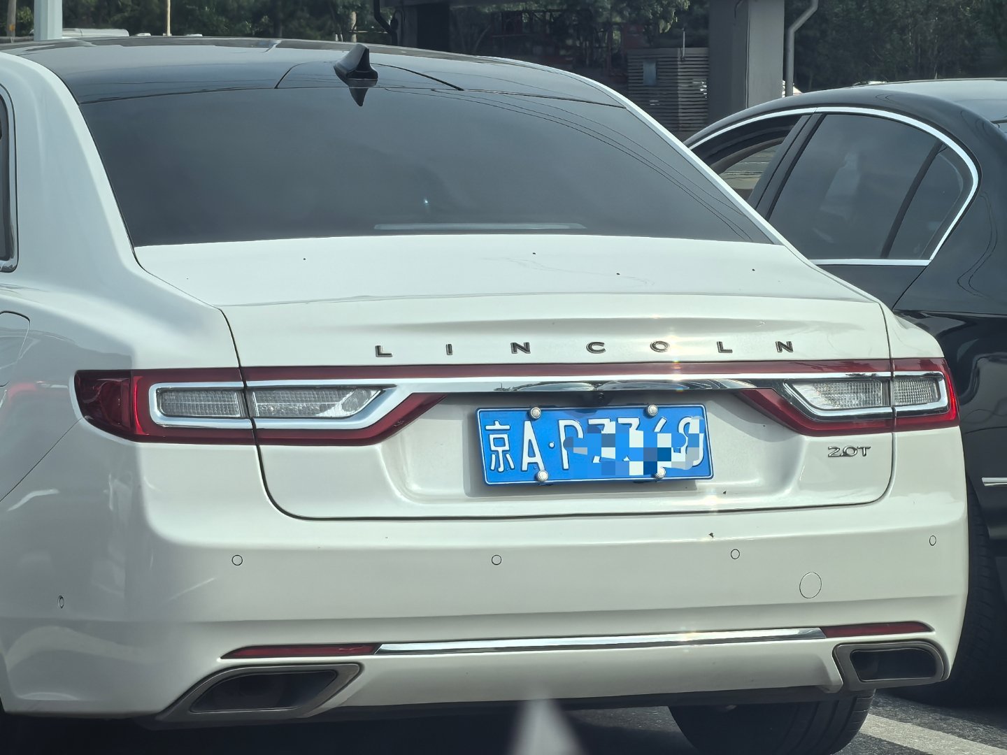 街拍京牌老车林肯大陆 绝迹的前驱大尺寸豪华纯燃油轿车。还有更孤傲的3.0T六缸四