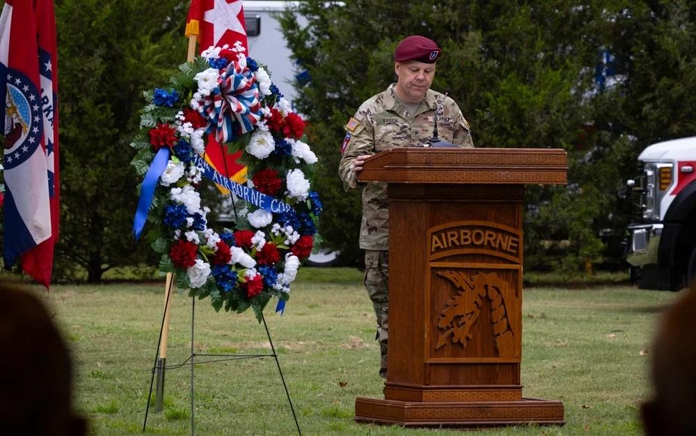 101空降师前旅长级别就上校到之后才是准将
美国陆军第82空降师负责保障副师长布