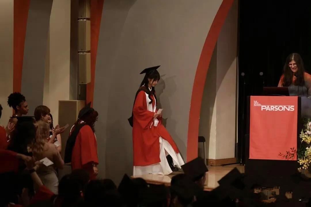 纽约偶遇林俊杰七七逛街纽约街头偶遇林俊杰陪着七七逛街游玩，乐坛天王偏爱年轻女友 
