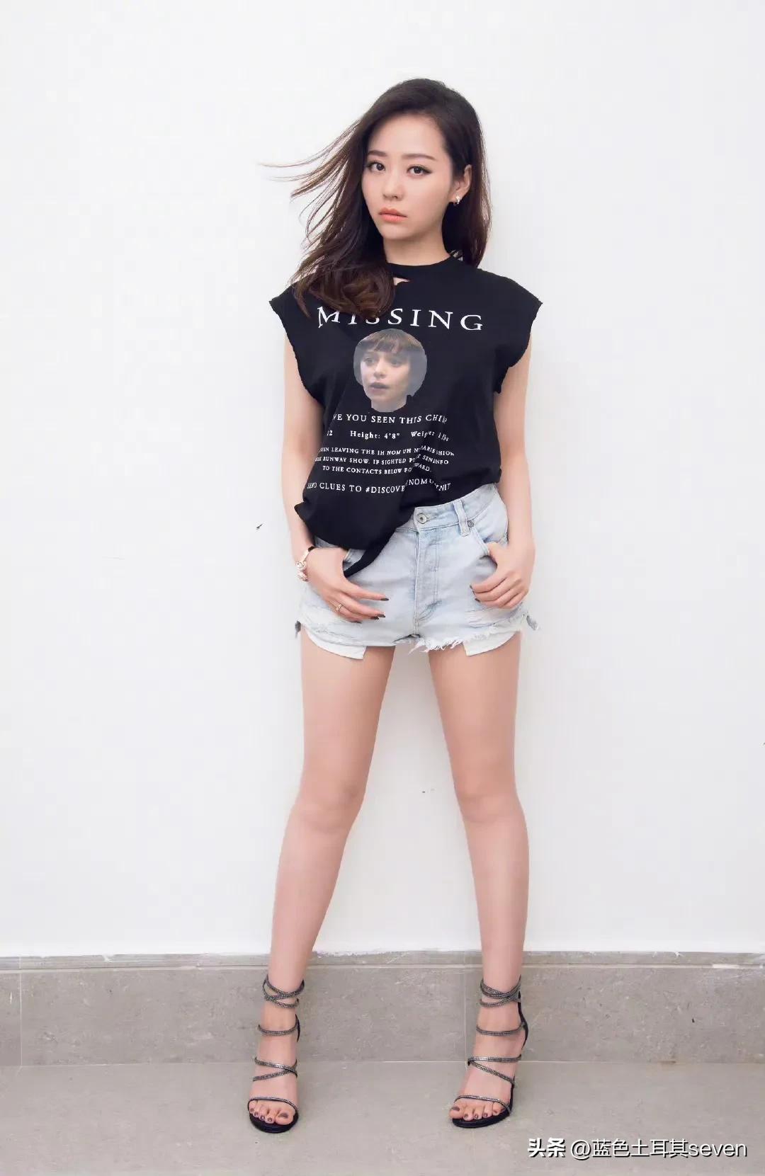 家人们，张靓颖都知道吧！她唱歌超厉害，海豚音一嗓子能惊艳全场。舞台上那叫一个闪闪