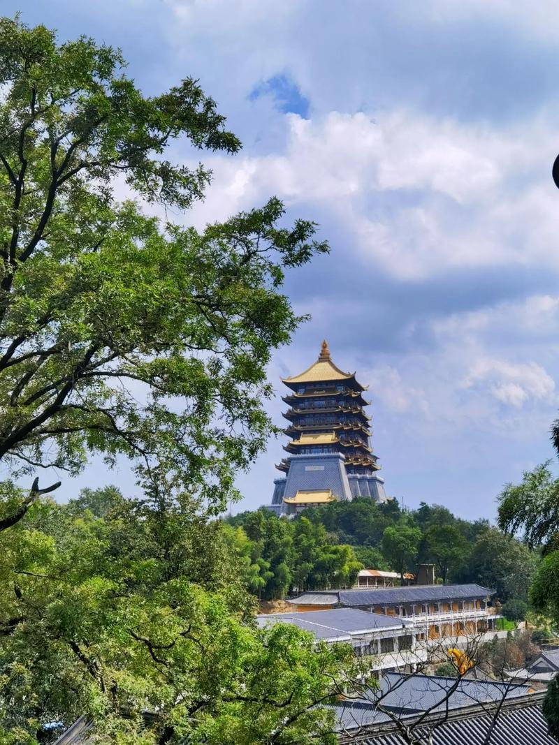 黄石是座什么样的城市? 黄石是个很有魅力的城市。它是华夏青铜文化的发祥地之一，有