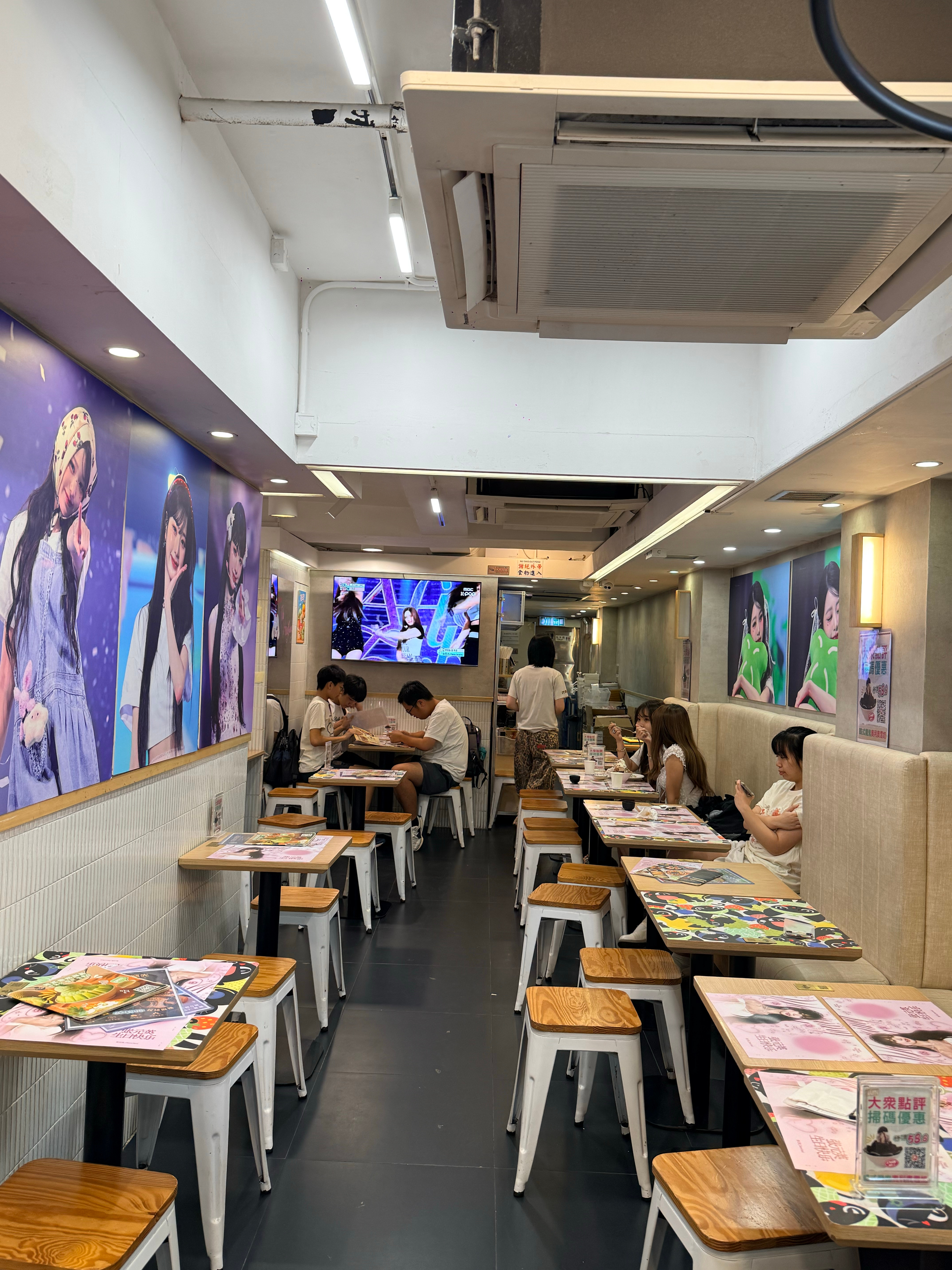 樱桃园雪冰店打卡 超级萌的一家店 店里全都是漂亮的元英和切莉 领到了应援物 公主