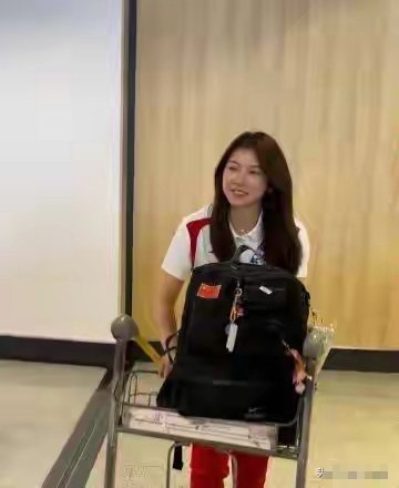 发现吴艳妮从巴黎低调回国连妆容都变寡淡了 ​​​