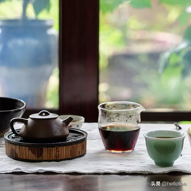 《静待花开》
叶舞青瓷似岁痕，沸汤慢煮意如云。
苦尽甘来终有日，悲消喜至始知天。