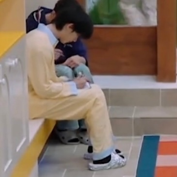 穿着黄色衣服的小内八也太萌了吧🥺 