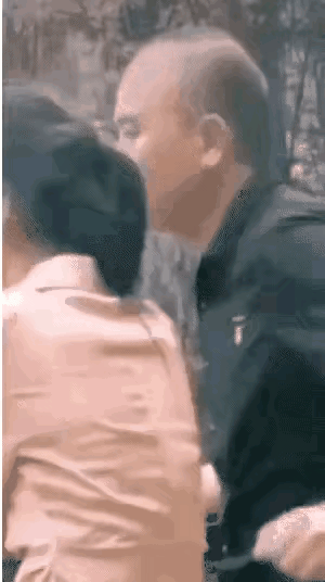 男子帮了这个老男人一个大忙，举手之劳，成人之美。