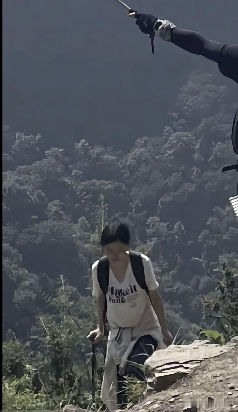 有消息了，网络上疯传一张关于程梦圆爬山的图片，现已经过程梦圆大哥确认就是她。
失