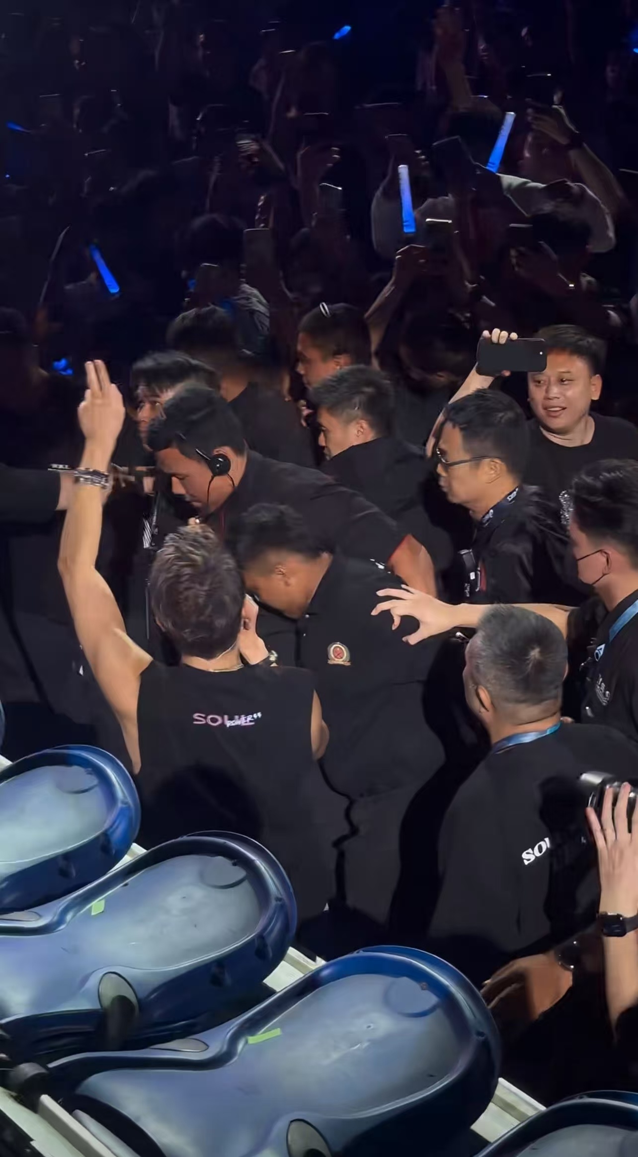 陶喆的保安快撑不住了 吉隆坡演唱会上你跟歌迷的互动太疯狂啦，从台上跳下来就冲进人