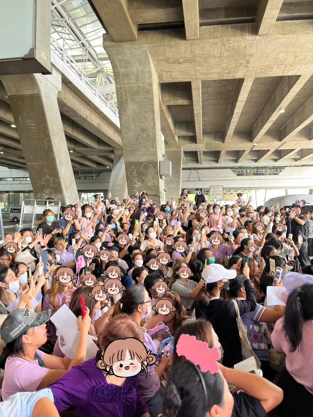 泰国最受欢迎的中国女明星一起回顾一下露思的泰国之旅吧～当时还是一个可以吃煎蛋的小