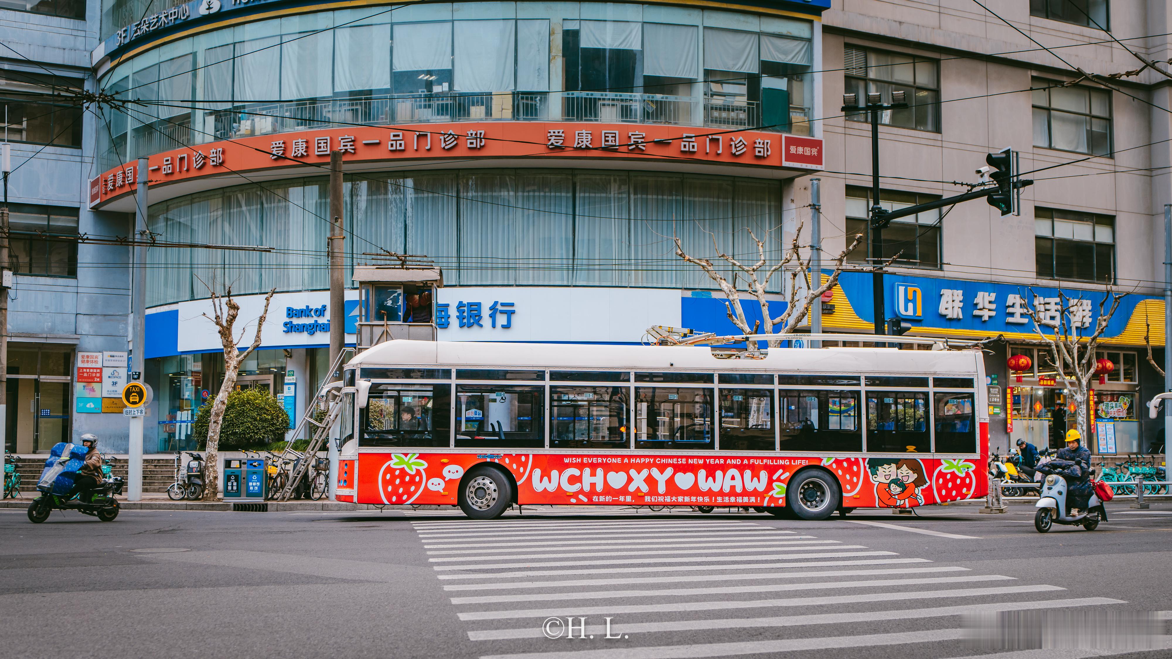 20路 23路 24路 三线的表白专车来自于白神一家对新春的祝福。无轨电车