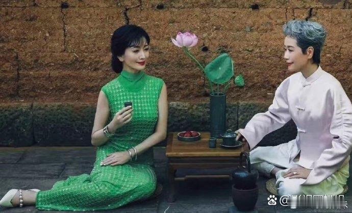 叶童那站姿，真的谁懂啊！她接受了自然白去的头发，可身姿却依然挺拔，好帅啊！ 