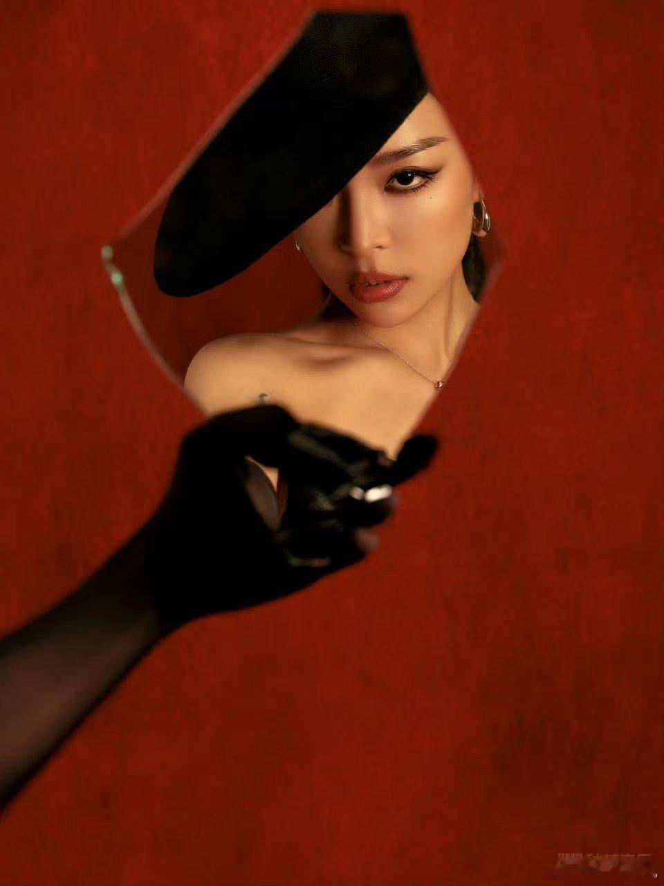 VaVa一直在going我 黑色系虽然低调，却在VaVa身上展现出了强大的存在感