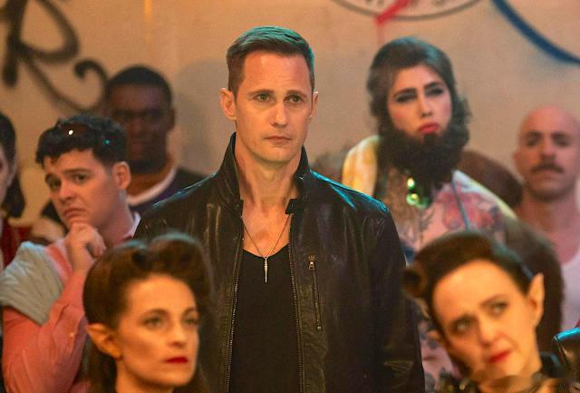 四哥又演吸血鬼啦！Alexander Skarsgard客串《吸血鬼生活》新集，