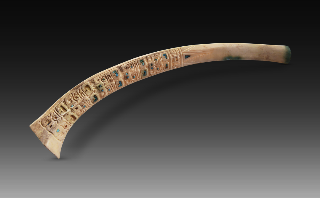 2022年陕西清涧寨沟遗址M1出土的商晚期 嵌绿松石雕花骨柶 