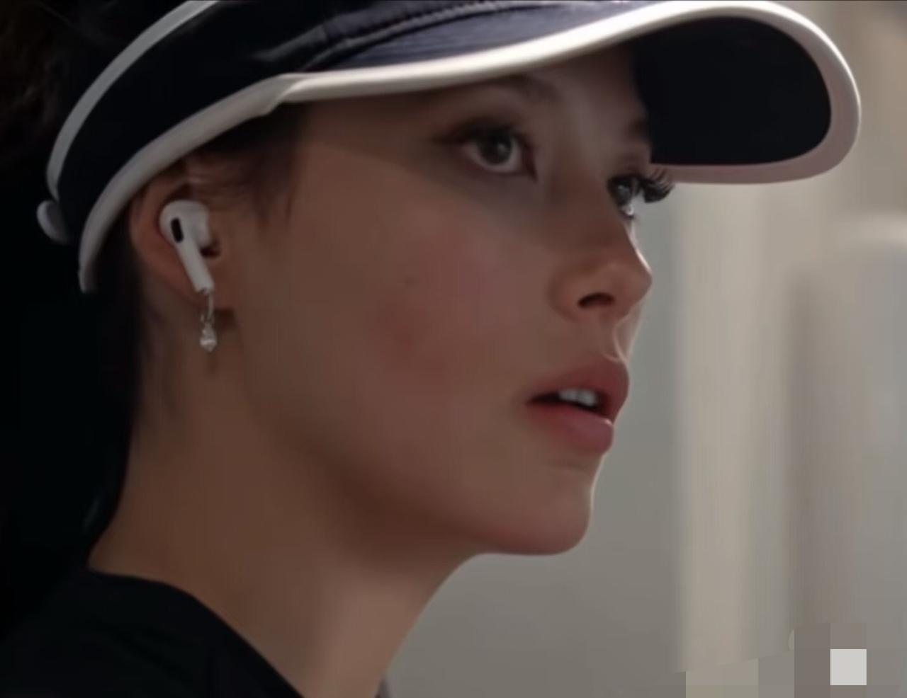 标题：谷爱凌的“磁吸睫毛”背后，是时间颗粒度的战争
第一段  
2025年5月，