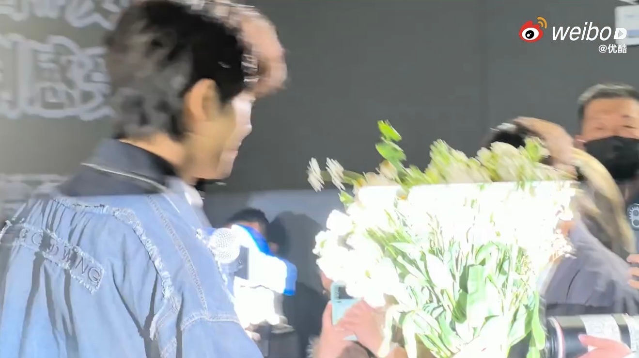 田嘉瑞说鞠婧祎一直赢 “这会去哪给你找鲜花”——“花来了”——“一模一样”。这段