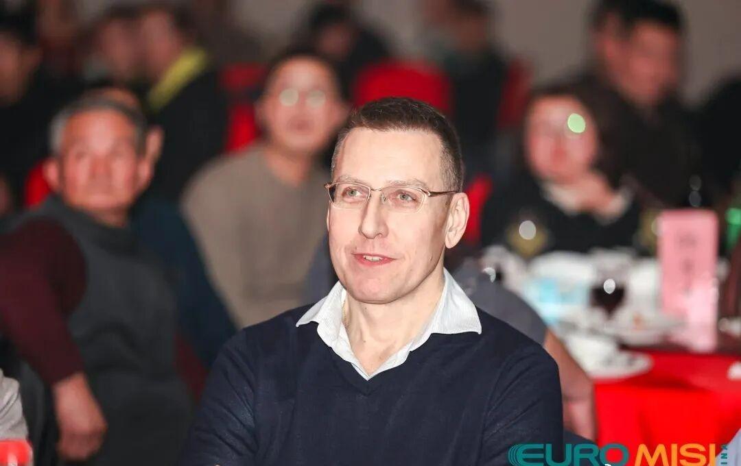 匈牙利高管卡拉斯深耕嘉兴8年，不仅带领企业产值翻倍，更视南湖为家。他说“不是我选