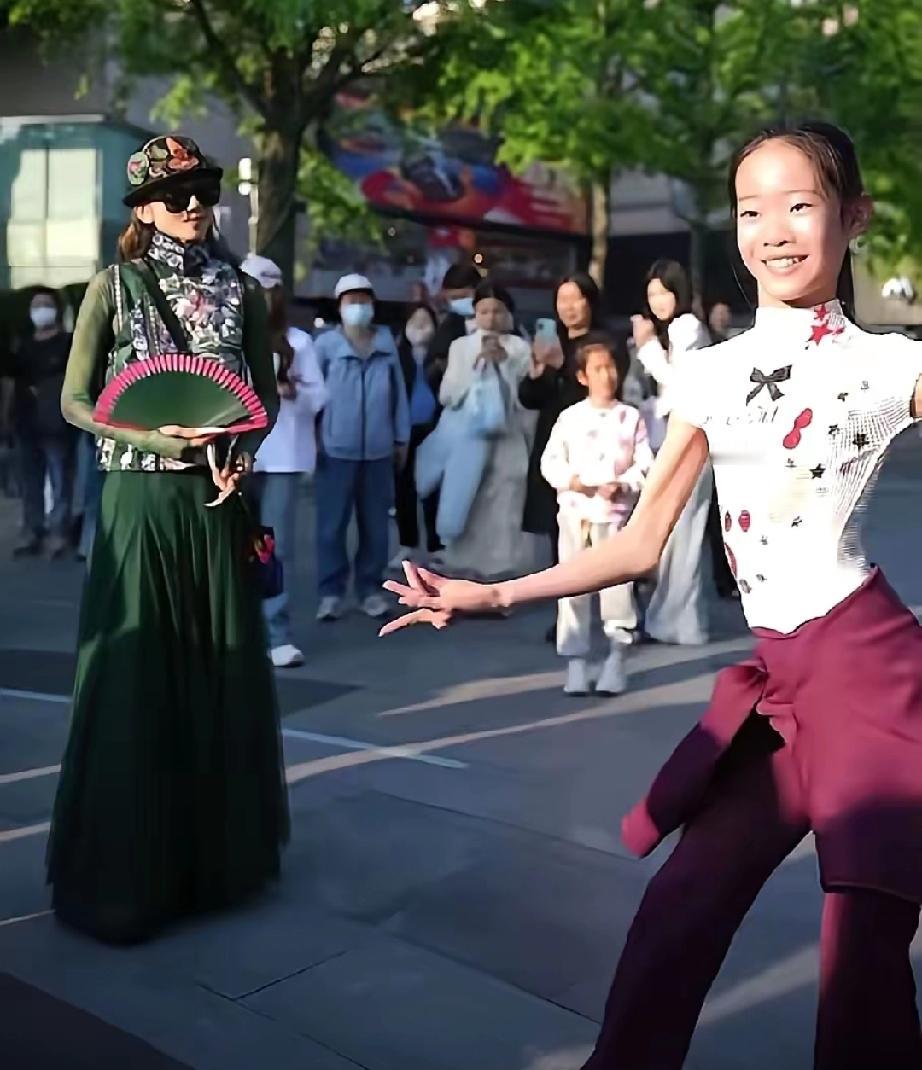 西湖偶遇杨丽萍！小女孩被当场点名跳舞，网友：差一步就被收徒了
 
    杭州西