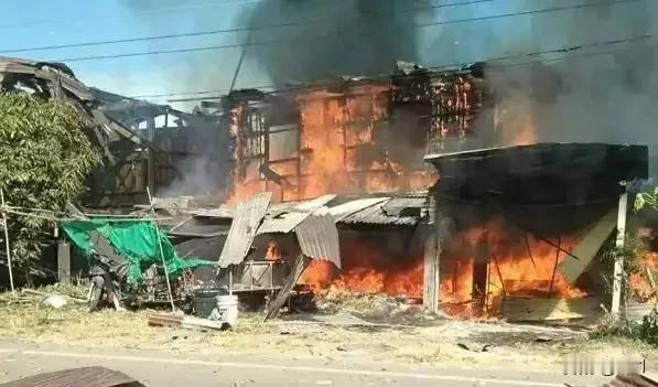 不是不想战！柬埔寨不派战机迎战泰国，真相扎心了
 
泰军F-16战机炸穿柬境内，