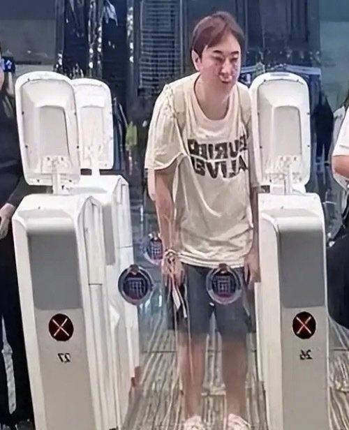 前首富

老王和万达集团一同被限高王健林被限制高消费，公司被执行总金额超53亿元