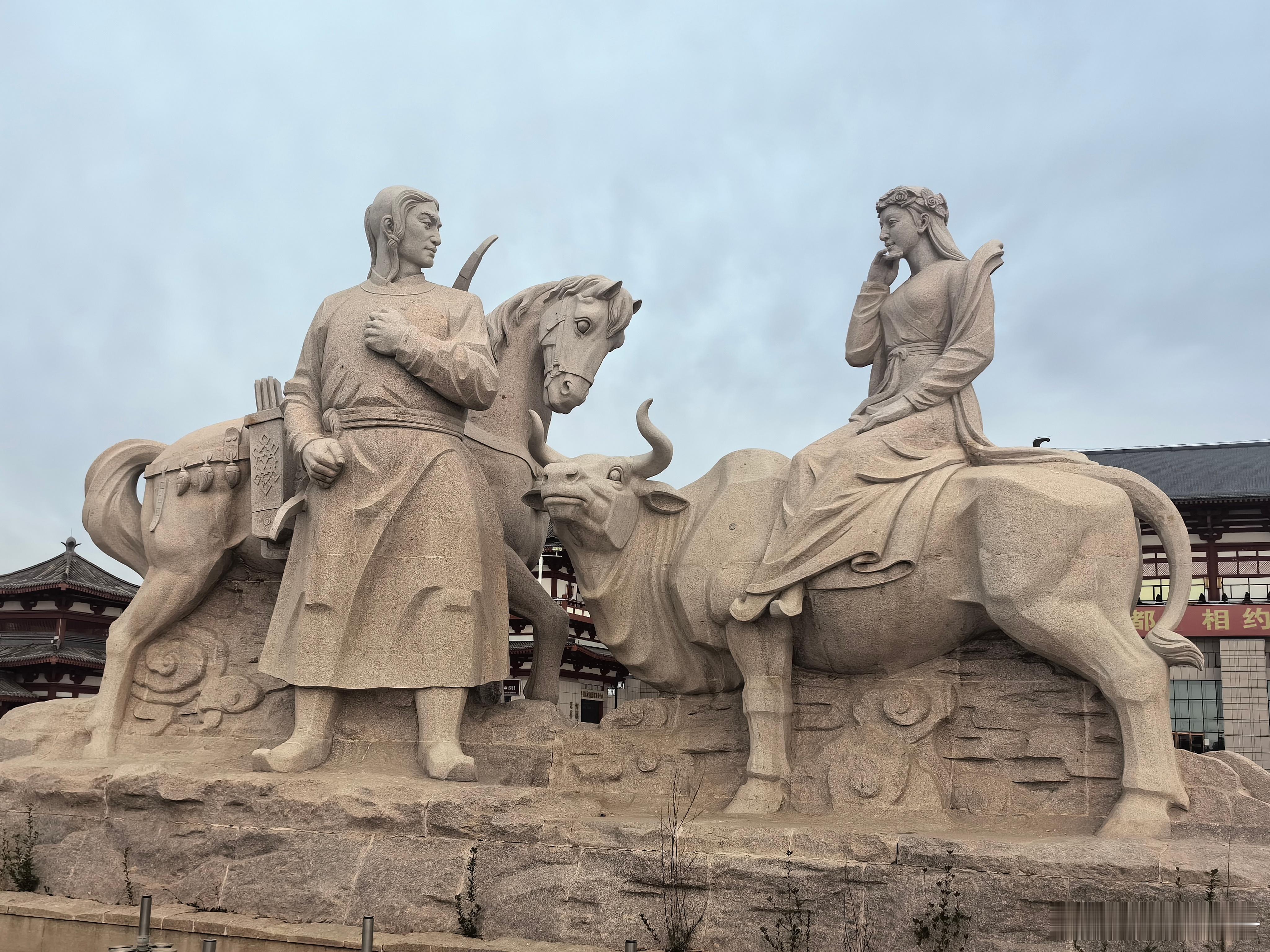 早晨，行走在巴林左旗辽上京小城，古香古色的建筑、含胞待放的鲜花、清新自然的空气、