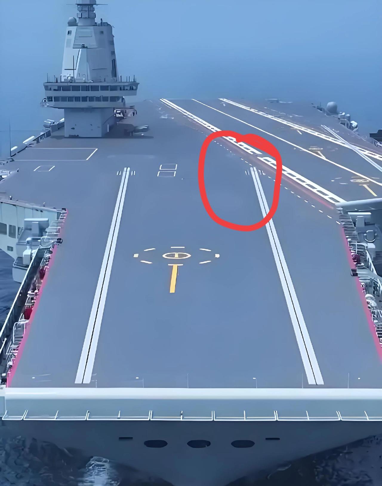 福建舰的遗憾！大家看，福建舰有条电磁弹射轨道是触碰到了降落区。这就导致在舰载机着