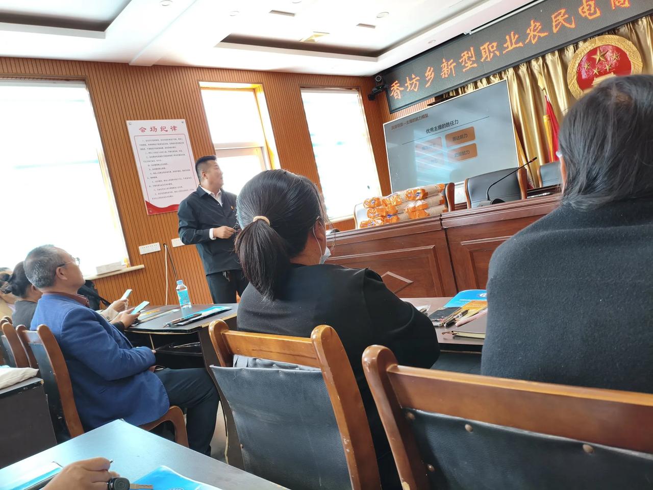 讲课的老师是县里的网红，那叫一个有名气！本以为会讲些虚头巴脑的东西，没想到老师开