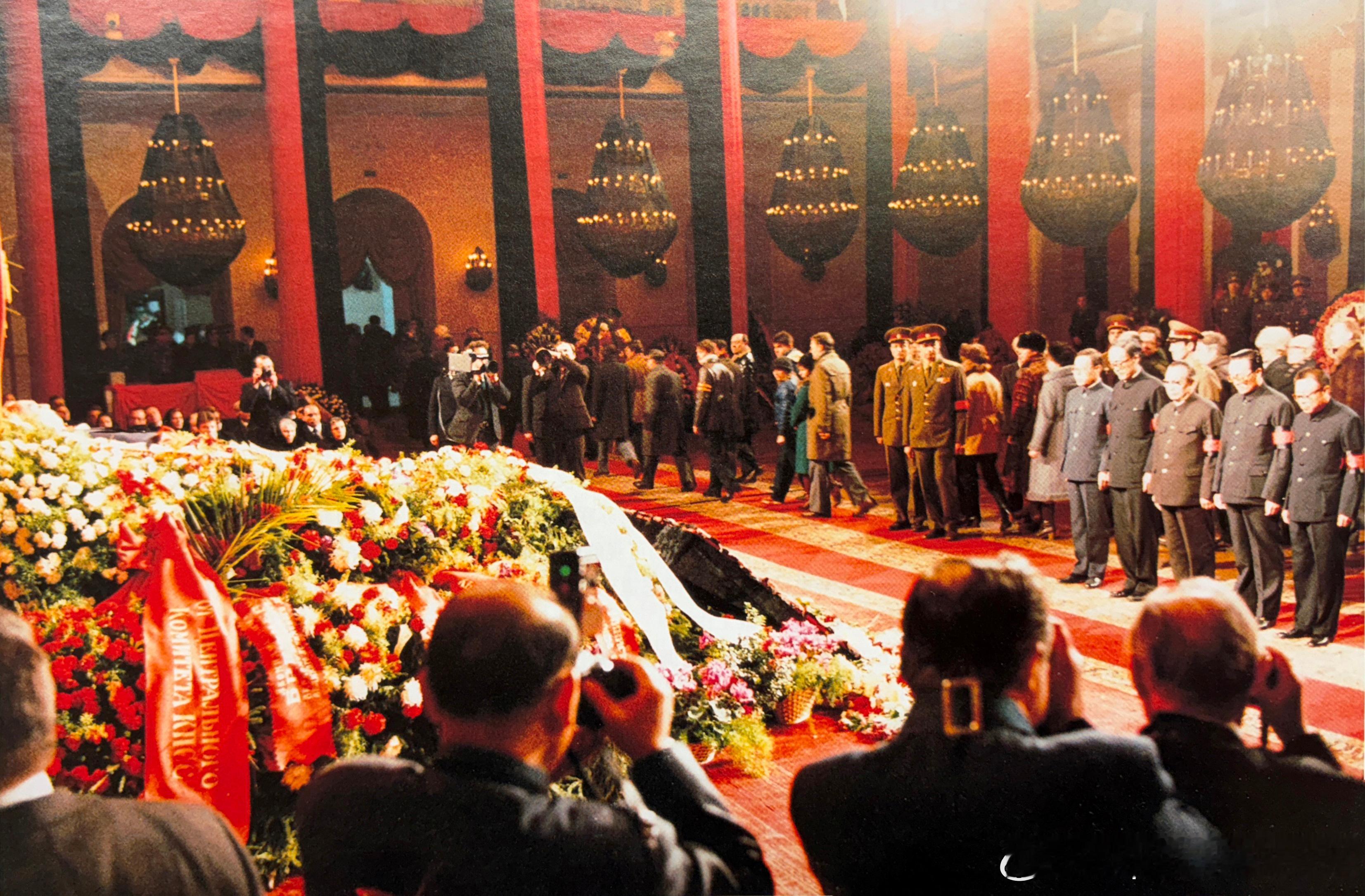 1982年11月14日晚，中国政府特使代表团在莫斯科圆柱大厅参加勃列日涅夫遗体告