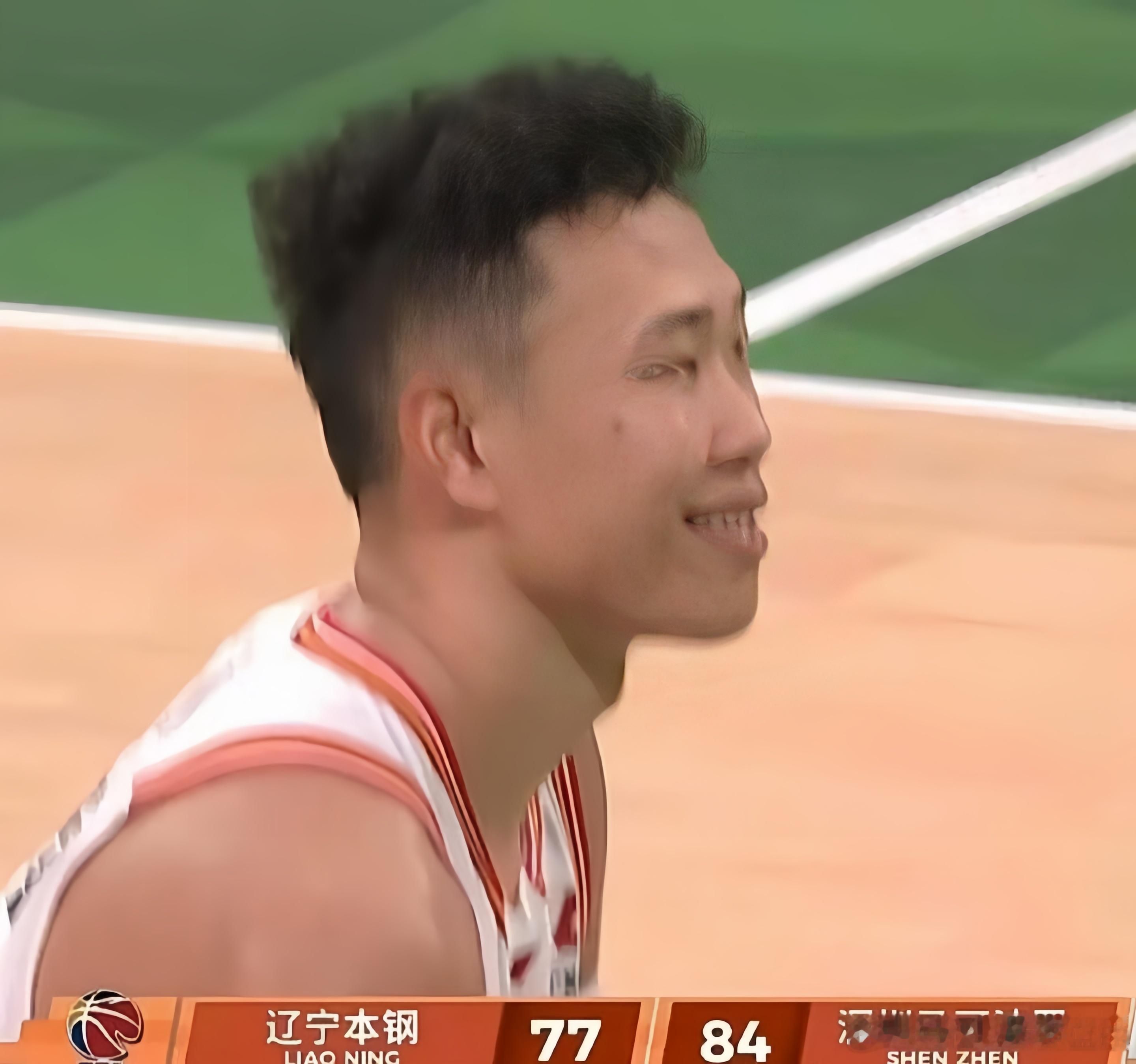 今晚深圳男篮客场爆冷以87比83赢下了辽宁男篮，贺希宁记首功，全场砍下32分9篮