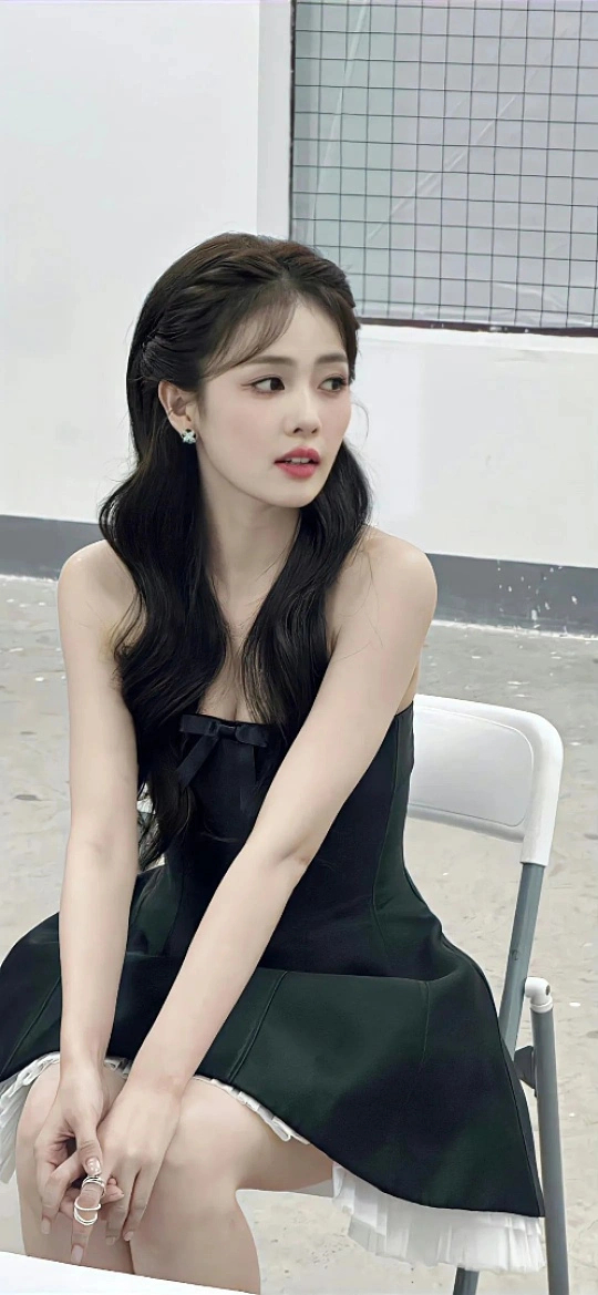 白鹿好暖心一女孩白鹿真的好暖心一女孩！她的温柔从来不是刻意营业，而是刻在骨子里的