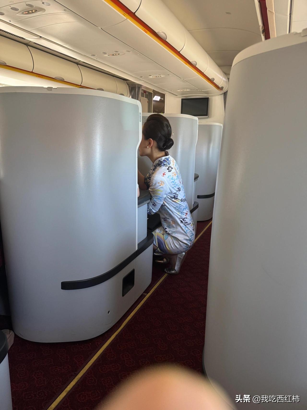 海航空姐能屈能伸
海航机上卖升舱是出名的，今天我算见识到空姐的功力了。
	
今天