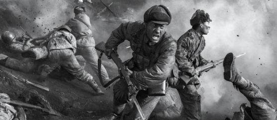 1944年，八路军部长进村讨水，农妇周秀华抄起擀面杖，猛砸他脑袋，没想到，杨成武