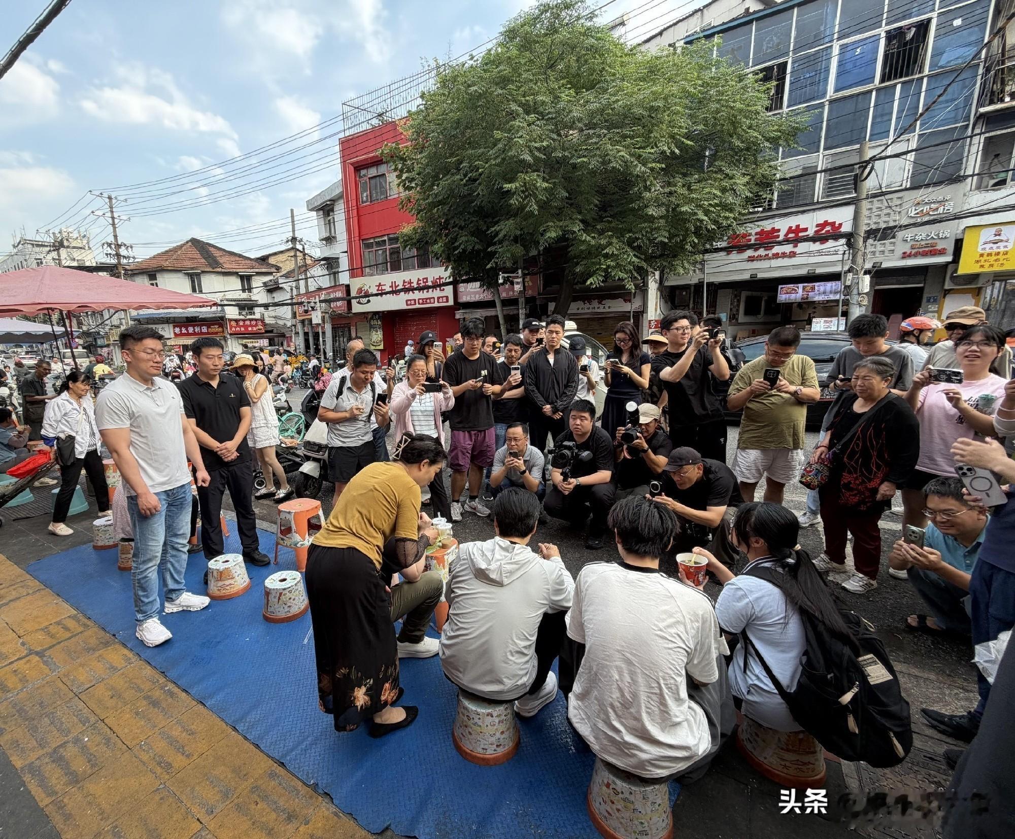 刘震云谈雷军过早那些营销号带节奏，终将被真相打脸。所谓那么多人带着专业设备。就是